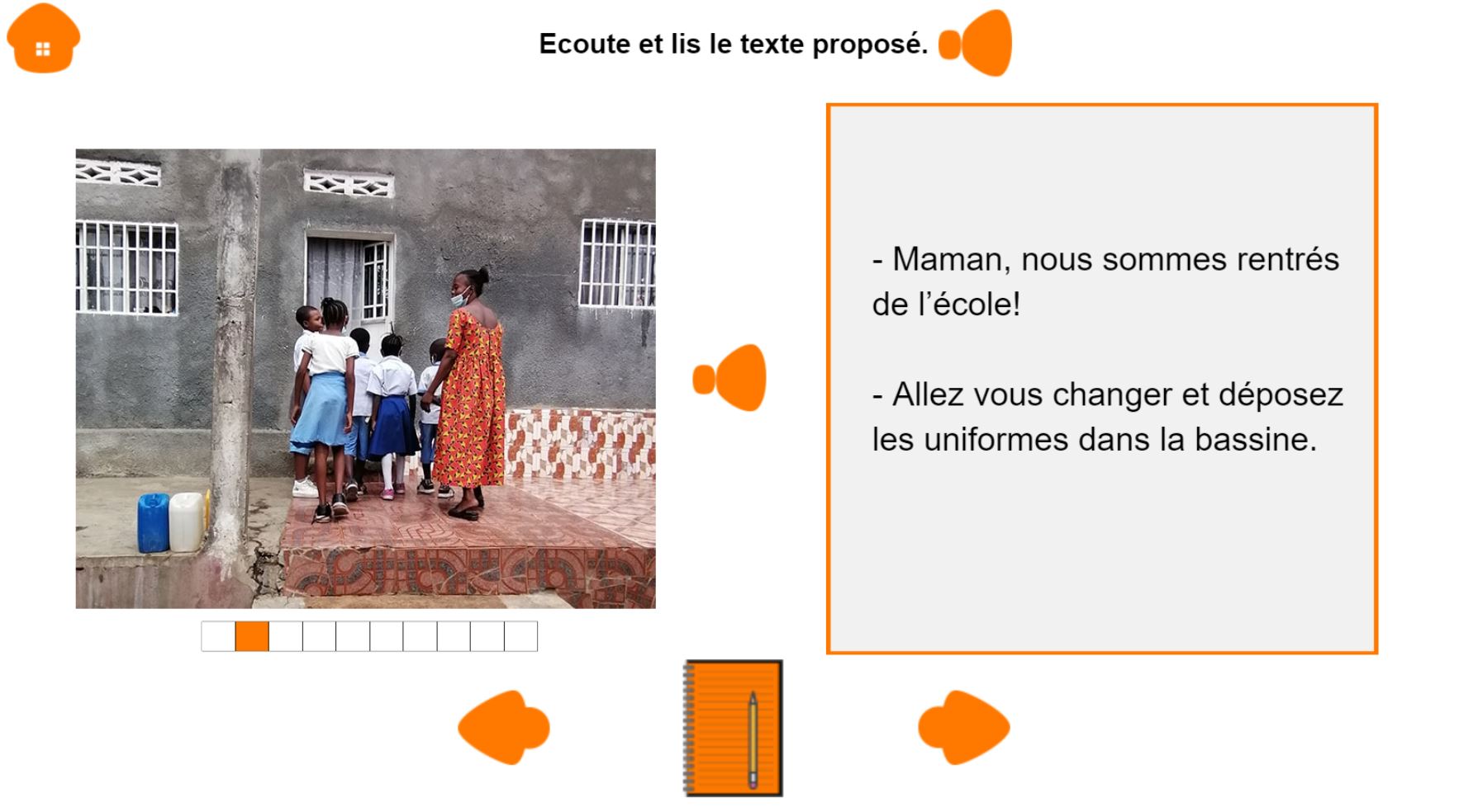 Enfants africains de retour de l'école discutant avec leur mère