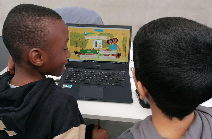 Des enfants utilisant les applications éducatives Africatik