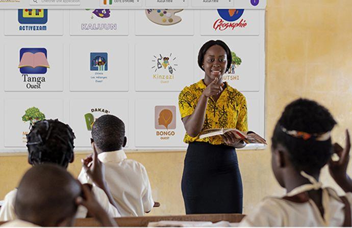 Une enseignante dispensant son cours en projectant les applications Africatik